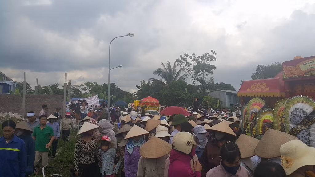 Con đường từ nhà chị Vũ Thị Thanh đến nghĩa trang Phương Nam dài khoảng hơn 2km. Dòng người xếp thành hàng dài ngay ngắn đi sau 4 xe tang lễ chở 4 nạn nhân