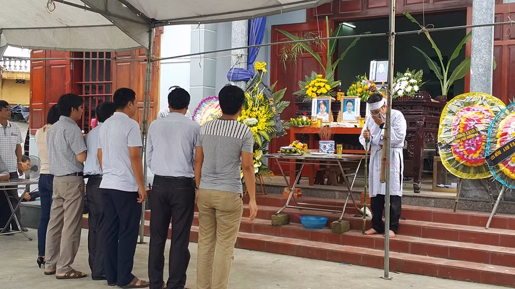 Liên quan đến thông tin vụ thảm sát ở Quảng Ninh, vào 14h chiều hôm nay (25/9), người thân trong gia đình chị Vũ Thị Thanh (khu Hợp Thành, phường Phương Nam, TP Uông Bí, tỉnh Quảng Ninh) đã tổ chức lễ an táng cho 4 nạn nhân là bà Nguyễn Thị Hát, SN 1955 là mẹ đẻ chị Thanh; cháu Phạm Đình Hưng, SN 2007 là con trai chị Thanh; cháu Phạm Thu Hà, SN 2008 là con gái chị Thanh và cháu Vũ Khánh Huyền, SN 2013, là cháu ruột (con chị gái chị Thanh).