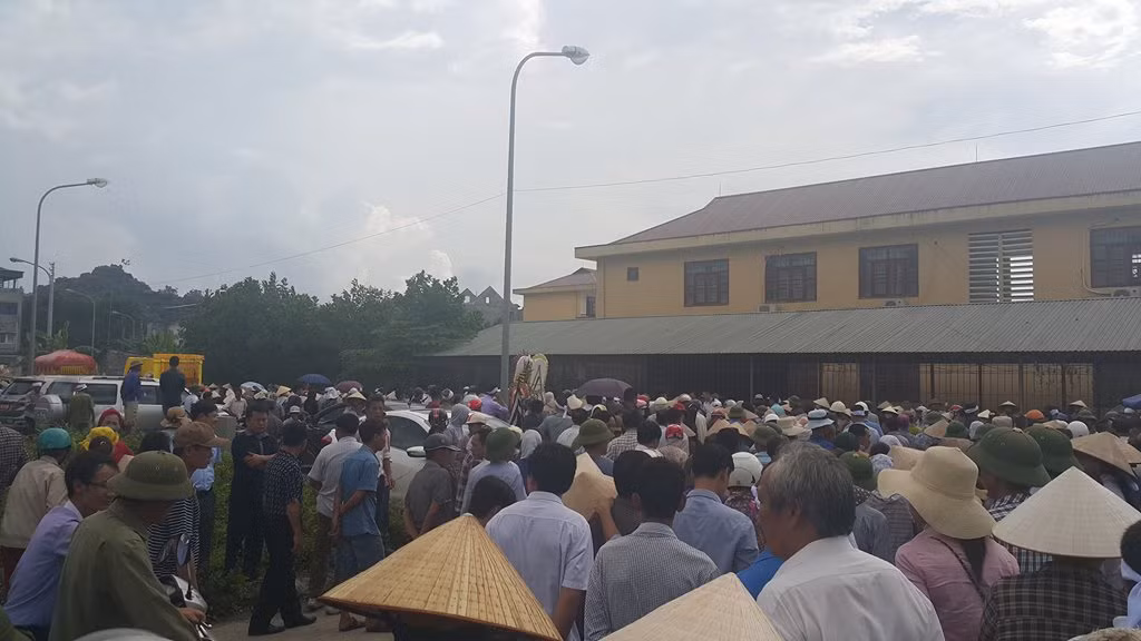 Nhiều người vốn không có họ hàng thân thích cũng bảo nhau tới đưa 4 nạn nhân vụ thảm sát về nơi yên nghỉ cuối cùng.