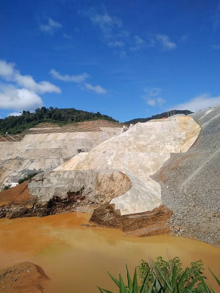 Chân kè bên bờ đập có dấu hiệu bị lở.