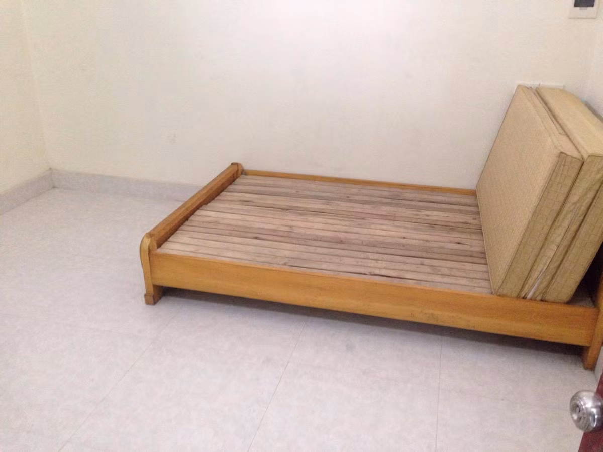 Bởi chiếc giường vốn là nơi ấm áp bỗng trở thành nỗi kinh khiếp khi người mẹ phát hiện con trai là cháu Phạm Đình Hưng (SN 2007) tử vong trên giường, thi thể cháu được phủ kín chăn, xung quanh vương vãi những vết máu.