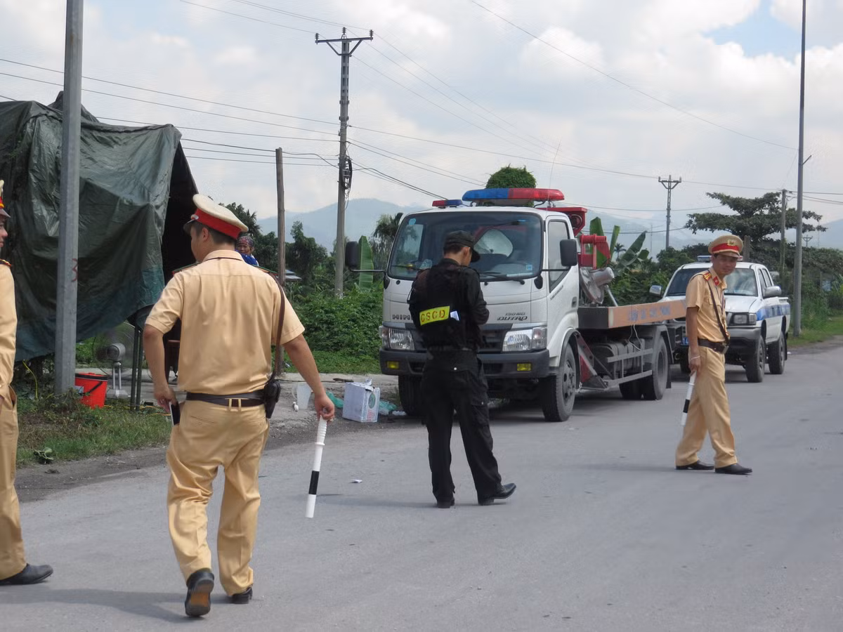 Công an Quảng Ninh bố trí dựng lán trại, trang bị đầy đủ vũ khí, túc trực 24/24 giờ, kiểm tra trên 90% xe khách, taxi, xe con, xe tải cùng các xe mô tô có dấu hiệu khả nghi.