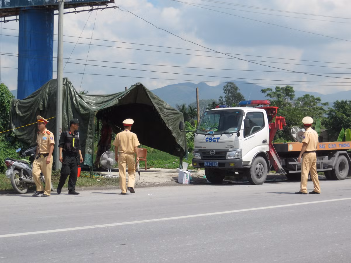 Trong đó có 3 điểm chốt trọng yếu ở chân cầu Đá Bạc trên Quốc lộ 10 nối Quảng Ninh - Hải Phòng; tại cổng Chùa Trình trên Quốc lộ 18 (tuyến Quảng Ninh đi các tỉnh phía Bắc) và tại trạm thu phí Đại Yên trên Quốc lộ 18 (Quảng Ninh đi vùng biên Móng Cái).