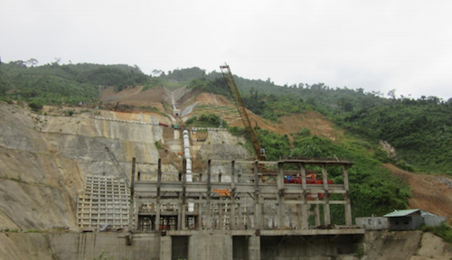 Thuy dien song Bung 2 khong vo dap, nuoc lon... hai nguoi bi cuon troi