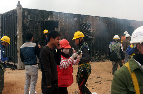 Không dừng lại ở đó, các công nhân còn xông vào đốt trụi 3 container là nhà làm việc của lực lượng bảo vệ và lực lượng cảnh sát tại chỗ.