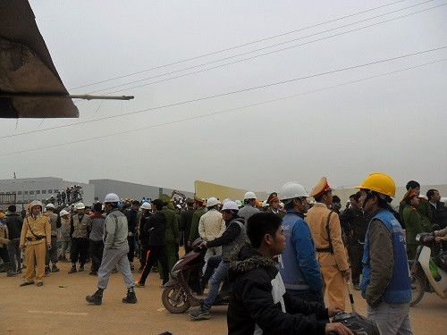 Thậm chí, khi lực lượng công an có mặt tại hiện trường, nhiều công nhân đã dùng đá, gạch ném lại dữ dội nhằm cản trở việc giải cứu các nhân viên bảo vệ.