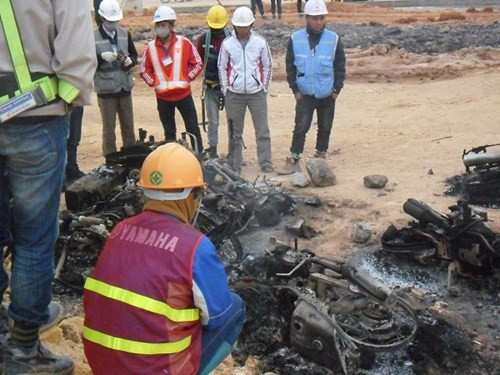 Nguyên nhân vụ việc xuất phát do một công nhân không có thẻ khi vào công trường làm việc đã xảy ra cãi vã, xô xát với nhân viên bảo vệ. Người công nhân này đã bị bảo vệ dùng dùi cui điện đánh ngất xỉu. Sự việc đã dẫn tới vụ xô xát giữa hàng nghìn công nhân và lực lượng bảo vệ tại đây.