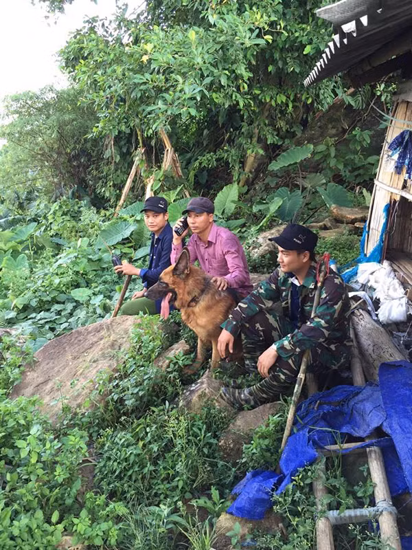 Lực lượng chức năng trong lúc ráo riết truy lùng hung thủ vụ thảm sát ở Lào Cai.