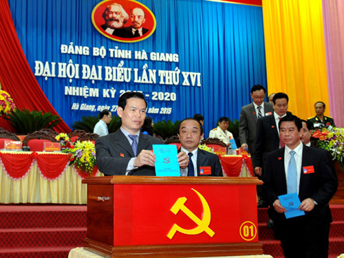 Một số thông tin đã liệt kê nhiều người thân của Bí thư Triệu Tài Vinh như ông Triệu Tài Phong (em trai ông Vinh) hiện đang là Bí thư huyện ủy Quang Bình, bà Phạm Thị Hà (vợ ông Triệu Tài Vinh) hiện đang đảm nhiệm chức vụ Phó Giám đốc Sở Nông nghiệp và Phát triển nông thôn tỉnh Hà Giang, em trai ruột ông Vinh là ông Triệu Sơn An hiện là Phó Chủ tịch UBND huyện Hoàng Su Phì, em rể ông Vinh là ông Mạc Văn Cường đang đảm nhiệm chức vụ Phó trưởng Công an Thành phố Hà Giang, ông Triệu Tài Tân (em ruột ông Vinh) hiện là Phó phòng hành chính Viễn thông Hà Giang, bà Triệu Thị Giang - cán bộ Sở Kế hoạch - Đầu tư tỉnh Hà Giang - cũng là em gái Bí thư tỉnh Hà Giang. Ngoài ra, ông Triệu Là Pham - Phó Ban Nội chính Tỉnh ủy và bà Triệu Thị Tình - quyền Giám đốc Sở Văn hóa, Thể thao và Du lịch tỉnh Hà Giang có quan hệ họ hàng với Bí thư Triệu Tài Vinh.