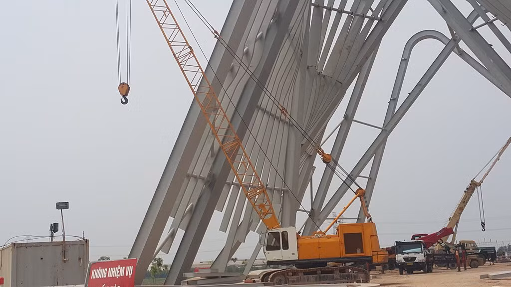 Vì thế công trình này có kiến trúc độc đáo, biểu trưng trên là tầng than, dưới là sóng biển Hạ Long, phá cách, khác biệt với nhiều cổng chào tại các tỉnh thành khác.