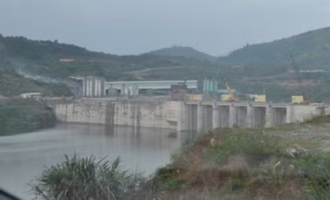 4. Nứt đập chính hồ chứa thủy điện Sông Tranh 2 Lúc 11 giờ trưa 19/3/2012, UBND huyện Bắc Trà My có công văn khẩn gửi UBND tỉnh và các cơ quan chức năng về tình trạng đập chính hồ chứa thủy điện Sông Tranh 2 xuất hiện nhiều vết nứt. Trong công văn khẩn do Chủ tịch UBND huyện Bắc Trà My Đặng Phong ký vào ngày 19/3 khẳng định: “Trong những ngày qua, vùng hạ lưu công trình thủy điện Sông Tranh 2 thuộc huyện Bắc Trà My, tỉnh Quảng Nam xuất hiện nhiều vết nứt và rò rỉ nước tại bờ đập chính hồ chứa nước thuỷ điện Sông Tranh 2 khiến cho nhiều người dân hoang mang lo lắng".