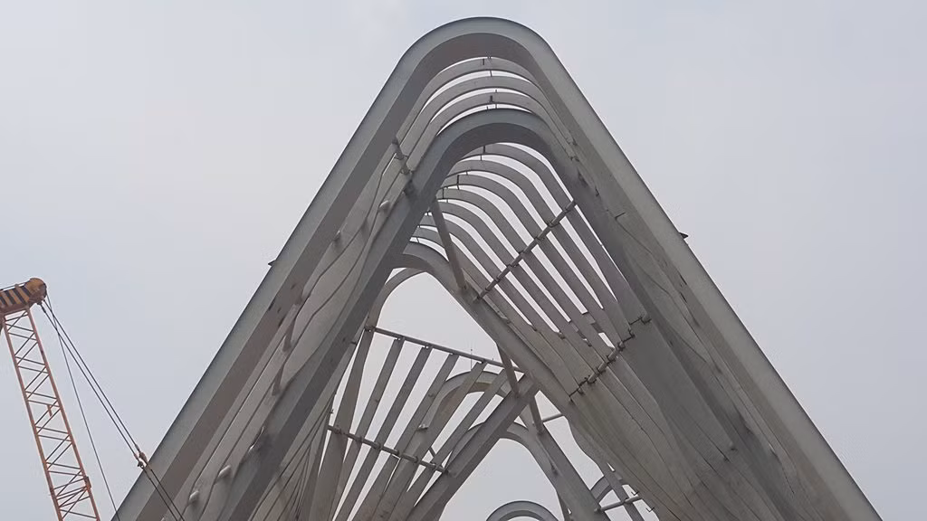 Khoảng 1.000 tấn sắt thép đã được sử dụng để dựng cổng tỉnh Quảng Ninh.