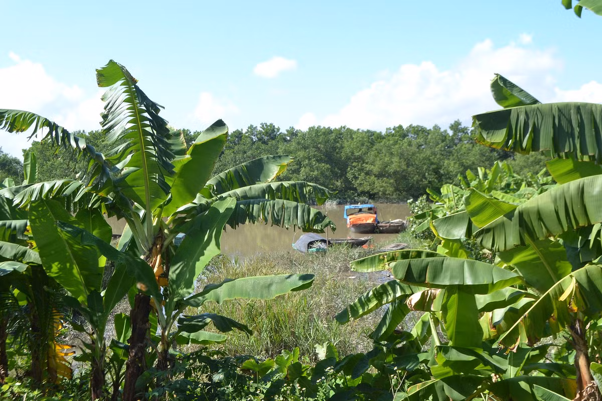 8. Nghi phạm bơi qua sông Bạch Đằng trốn chạy về Hải Phòng Sáng 26/7, căn cứ thông tin các trinh sát, điều tra viên thu thập được, Ban chuyên án nhận định nhiều khả năng đối tượng đã lợi dụng đêm tối để vượt sông trốn từ Uông Bí sang Thủy Nguyên, Hải Phòng bằng đường sông, vì vậy, hướng truy bắt được chỉ đạo tập trung vào các mối quan hệ của nghi can Doãn Trung Dũng tại một số địa phương ở Hải Phòng.