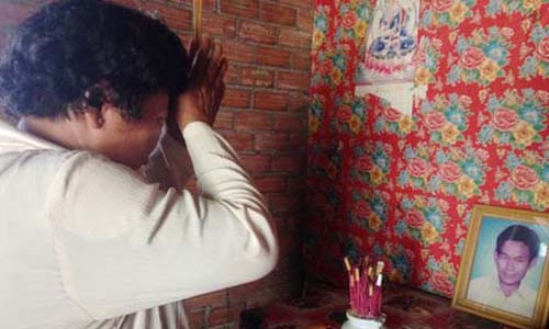 Bà Gái ngày ngày thắp nhang cầu nguyện chồng sớm cho bà tìm được đứa con trở về. Có nhiều khi tuyệt vọng, bà chỉ mong tìm được nắm xương tàn của con để đưa về chôn cất.