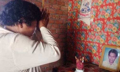 Bà Gái ngày ngày thắp nhang cầu nguyện chồng sớm cho bà tìm được đứa con trở về. Có nhiều khi tuyệt vọng, bà chỉ mong tìm được nắm xương tàn của con để đưa về chôn cất.