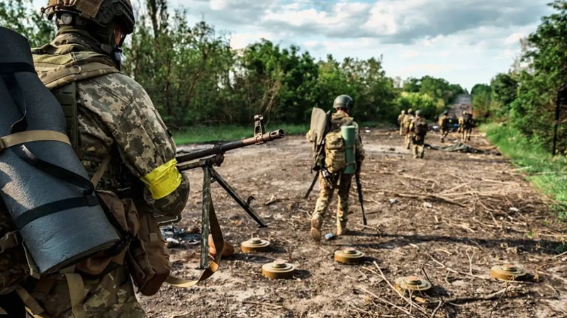 Sau đó, máy bay không người lái của Nga đã gọi lực lượng hỏa lực Nga đến tấn công. Quân Nga bắn một tên lửa Iskander đầu tiên, gây ra lực chấn động lớn khiến nhiều binh sĩ Ukraine hoảng loạn. Khi quân Ukraine cố gắng tháo chạy trong sự hoảng loạn, quân Nga tiếp tục dùng hệ thống pháo phản lực Tornado-S bắn dồn dập, phá hủy toàn bộ cụm quân Ukraine này. Ảnh: Wikimedia Commons.