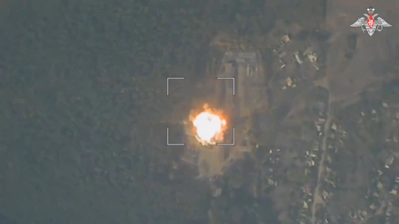 Để loại bỏ các mối đe dọa tiềm ẩn, quân Nga đang tích cực ném bom vào các điểm tập kết của quân Ukraine ở Sumy. Theo đoạn video được phóng viên công bố vào ngày 6/11, quân Nga đã phá hủy một cụm xe bọc thép của quân Ukraine tập trung tại Sumy. Ảnh minh họa: Bộ Quốc phòng Nga.