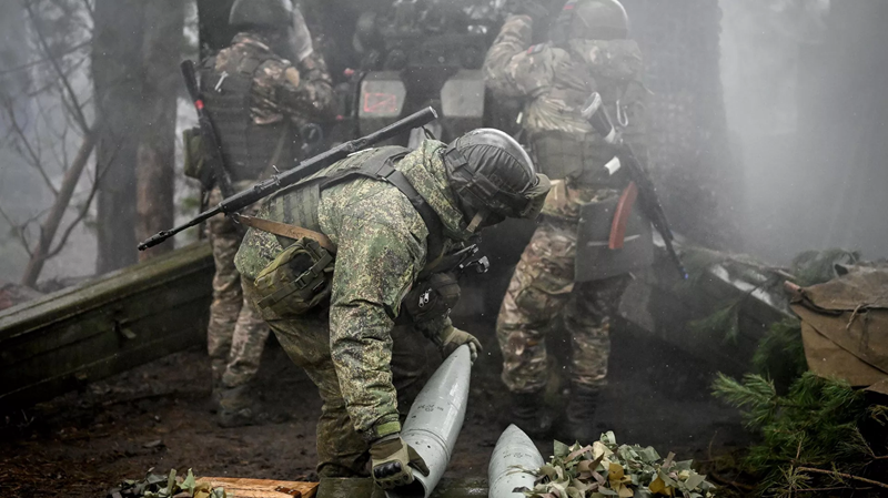 Bất kể tình hình ra sao, giao tranh ác liệt đang diễn ra trong khu vực Kursk, và Quân đội Ukraine phản công rất mạnh mẽ. Theo thông tin từ nhà quan sát Mikhail Zvinchuk và kênh Telegram vào ngày 7/11, Quân đoàn phương Bắc của Nga đang đẩy nhanh việc tiêu diệt các lực lượng còn sót lại của cụm quân Ukraine bị bao vây trong khu rừng lớn phía nam Orgovka. Ảnh: Sputnik.