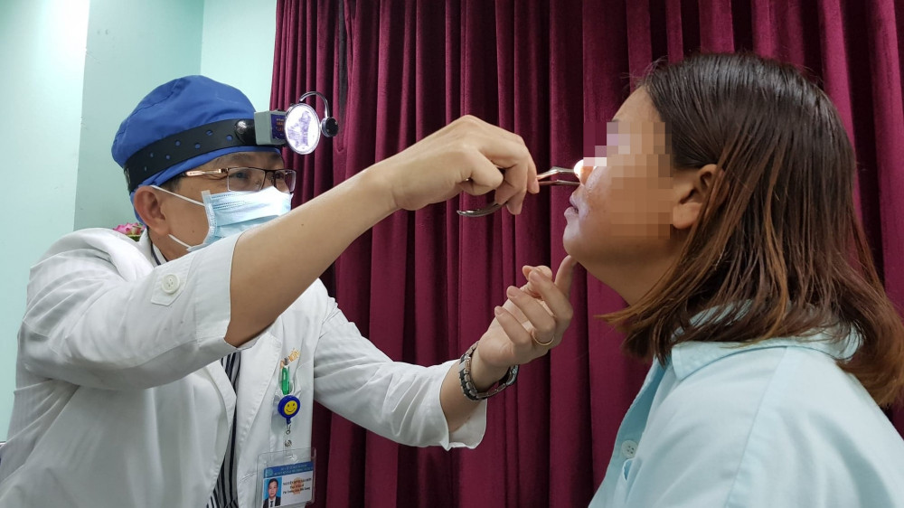 Đang đứng trước cửa nhà, người phụ nữ bị đạn bắn vào mắt Dang dung truoc cua nha, nguoi phu nu bi dan ban vao mat