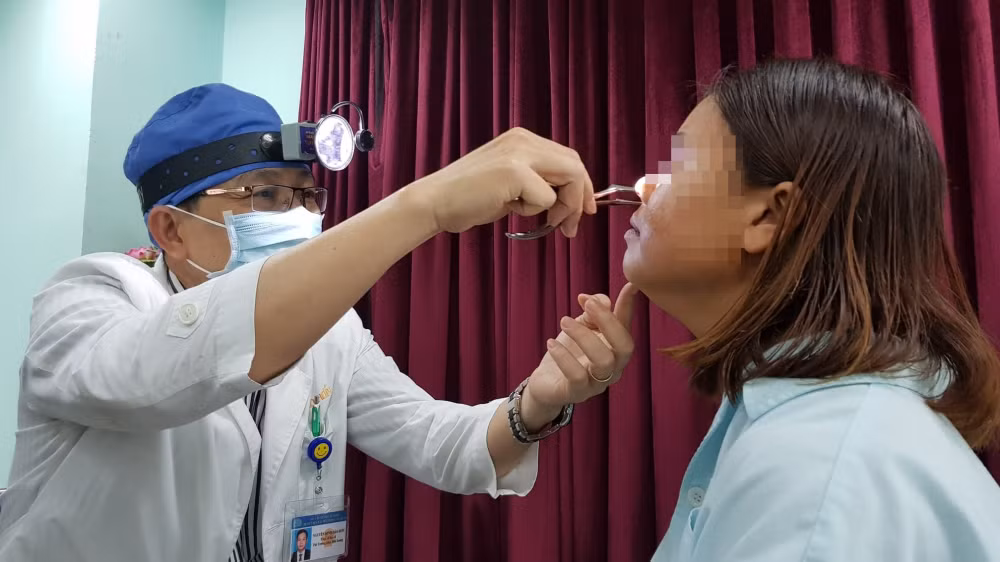 Dang dung truoc cua nha, nguoi phu nu bi dan ban vao mat