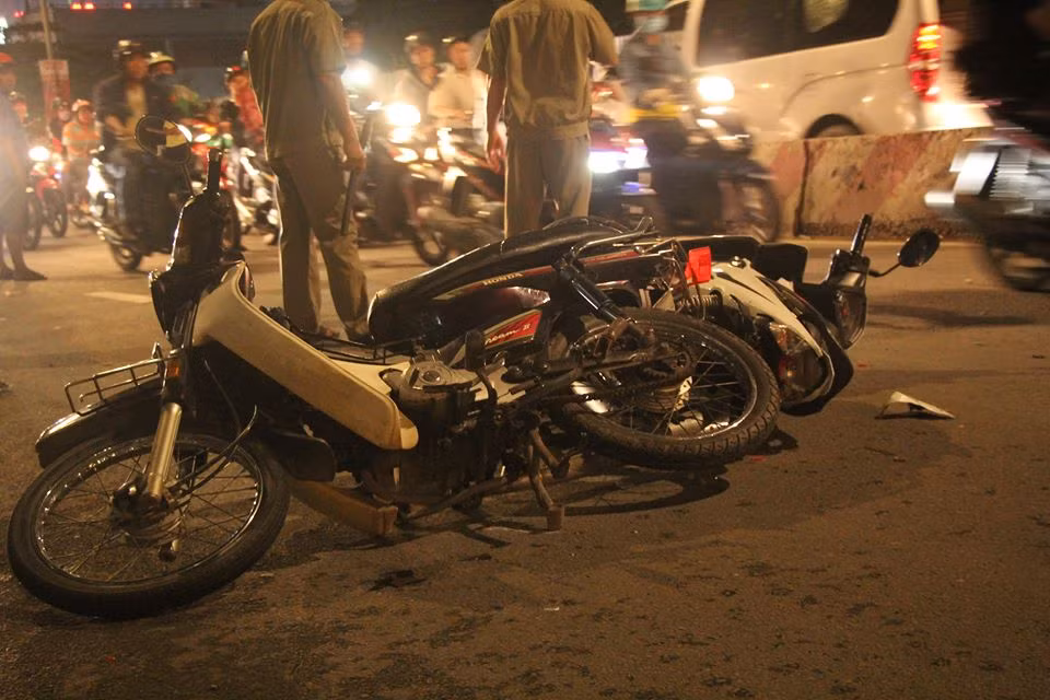 O to dien tong 4 xe may, 5 nguoi thuong vong o TP.HCM