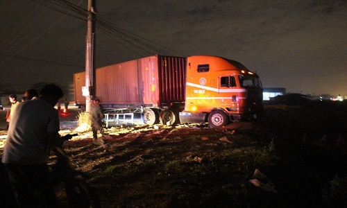 Di choi voi me, be gai 6 tuoi bi xe dau keo container can chet