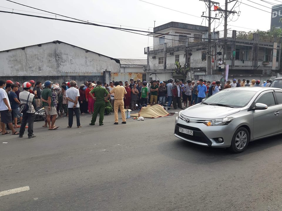 Va chạm với xe buýt, người phụ nữ tử vong ở TP.HCM Va cham voi xe buyt, nguoi phu nu tu vong o TP.HCM