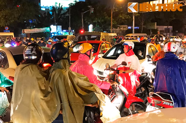 Hàng nghìn phương tiện kẹt cứng tại giao lộ Đinh Tiên Hoàng - Nguyễn Thị Minh Khai. Xe cộ chạy loạn xạ, không ai nhường ai dù tại nút giao thông này có đèn tín hiệu đang họat động.