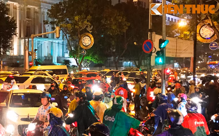 Hàng nghìn người dân phải một phen khốn đốn tìm đường về nhà sau giờ tan tầm dưới cơn mưa lớn.