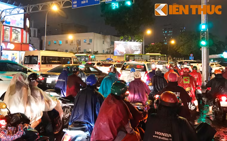 Dù đèn xanh nhưng dòng xe cộ vẫn "chôn bánh" tại một số giao lộ trong cơn mưa từ chiều đến tối nay ở TP.HCM.