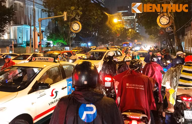 Hàng loạt giao lộ ở trung tâm TP.HCM như Đinh Tiên Hoàng - Nguyễn Thị Minh Khai; Đinh Tiên Hoàng - Lê Duẩn - Tôn Đức Thắng; Hai Bà Trưng - Lê Duẩn... thuộc địa bàn quận 1 dù có đèn tín hiệu nhưng nhiều người điều khiển ô tô, xe khách, xe máy thiếu ý thức đã cố vượt khiến giao thông 1 phen hỗn loạn.