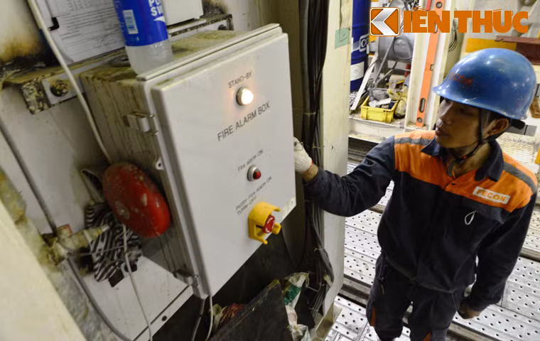 Dù là hầm nhưng suốt từ miệng hầm vào sâu bên trong là hệ thống đèn chiếu sáng trưng. Những bóng đèn đỏ, vàng gắn trên robot TBM được bố trí đều khắp. Xen kẽ nhiều chỗ còn có những chiếc đèn công suất lớn. Vì thế, mọi ngóc ngách trong đường hầm đều được sáng rõ.