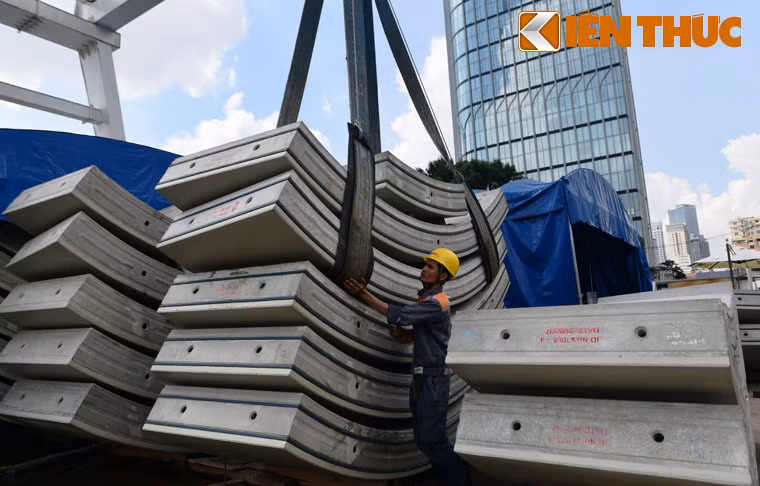 Trong quá trình đào hầm, cứ khoan được 1,2m, robot TBM dừng khoan và chuyển sang lắp đặt các tấm bêtông làm vỏ hầm. Theo nhà thầu thì, hoàn thiện ngay đường hầm tới đâu, thì các vỏ hầm hình cung bằng bê tông cốt thép (được đúc sẵn ở công trình khác) được đưa đến để được lắp vào tới đó.