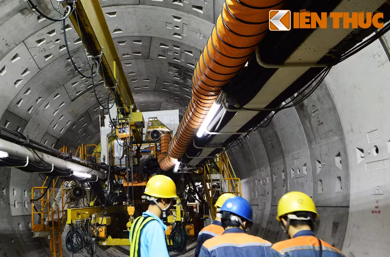 Ngày 26/5, robot TBM đã chính thức vận hành. Đến nay, sau gần 5 tháng thi công, robot đã gần tiếp cận ga nhà hát TP khi hoàn thành đào hơn 700m đường hầm.