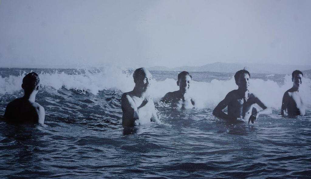 Bác xuống tắm biển Sầm Sơn.