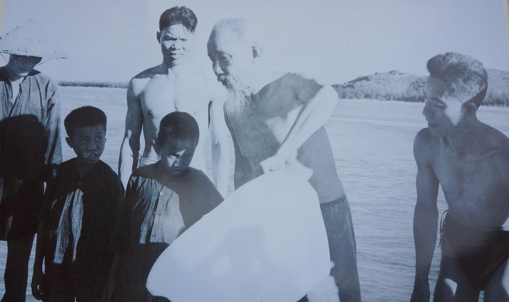 Bác xuống bãi biển phía những ngư dân Sầm Sơn đang kéo lưới trên bờ.