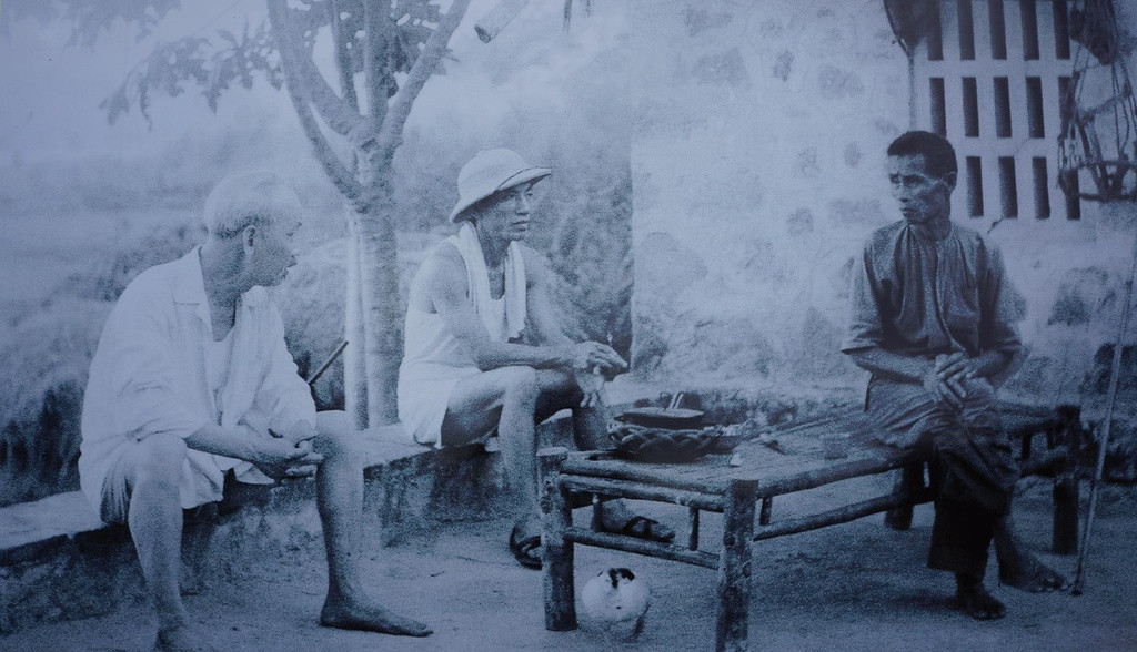 Sau đó, Bác Hồ ghé thăm một gia đình ngư dân xóm Vinh Sơn, phường Trường Sơn. Ðó là gia đình vợ chồng ông Nguyễn Văn Gương và bà Lê Thị Hót.