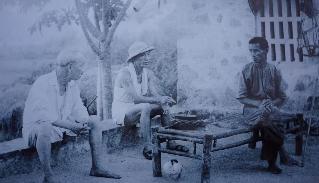 Sau đó, Bác Hồ ghé thăm một gia đình ngư dân xóm Vinh Sơn, phường Trường Sơn. Ðó là gia đình vợ chồng ông Nguyễn Văn Gương và bà Lê Thị Hót.