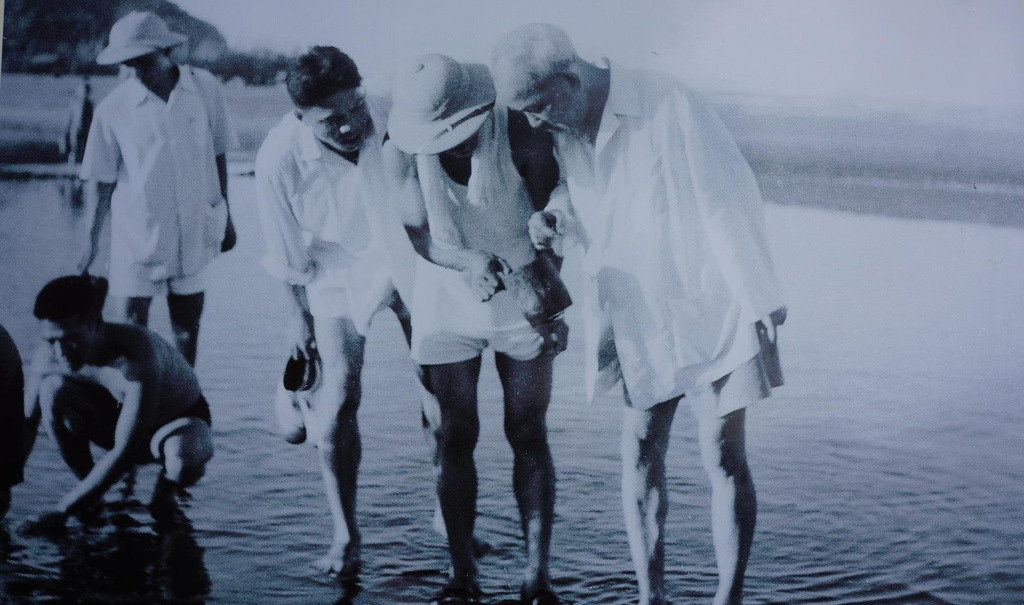 Trước khi rời Sầm Sơn vào ngày 19/7/1960, Hồ Chủ tịch căn dặn: “Nếu nơi đây có một hệ thống du lịch, khách sạn và có phương tiện đưa đón khách nghỉ mát tới Hòn Mê thì sẽ thu được nhiều của cải từ đây!”.