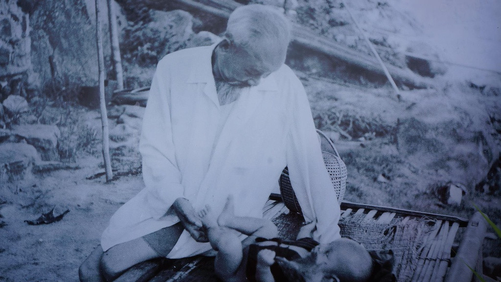 Hiện họ còn lưu giữ 1 bức ảnh Bác Hồ ghé thăm, hỏi chuyện làm biển. Bác còn dỗ dành, bế trên tay một bé trai 10 tháng tuổi.