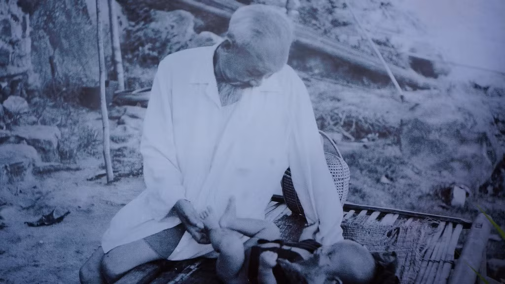 Hiện họ còn lưu giữ 1 bức ảnh Bác Hồ ghé thăm, hỏi chuyện làm biển. Bác còn dỗ dành, bế trên tay một bé trai 10 tháng tuổi.