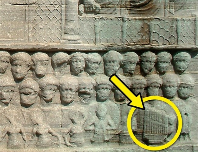  Đồng hồ báo thức xuất hiện từ năm 400 trước Công nguyên: Nhà triết học lừng danh người Hy Lạp cổ đại Plato đã sử dụng một chiếc đồng hồ nước có thể phát ra tín hiệu âm thanh để nhắc nhở ông rằng đã đến lúc bắt đầu buổi dạy học. Sau đó, những chiếc đồng hồ báo thức chạy bằng nước được tiếp tục phát triển ở thời kỳ Roma cổ đại và khu vực Trung Đông. Trong khi đó, đồng hồ cơ học có thể phát ra tiếng chuông kêu ở một thời điểm nhất định mãi đến thế kỷ thứ 8 mới bắt đầu xuất hiện lần đầu ở Trung Quốc và du nhập đến châu Âu vào thế kỷ 14. 