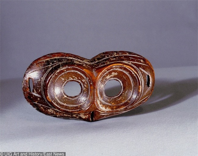  Kính râm ở thế kỷ thứ 10: Người ta thường cho rằng kính râm là do người Inuit (nhóm những người bản địa sinh sống ở các vùng Bắc Cực của Canasa, Nga, Đan Mạch,...) phát minh ra nhằm bảo vệ đôi mắt của họ khỏi "chứng mù tuyết". Chiếc kính râm ban đầu chỉ được làm từ ngà voi với những khe hở hẹp và dài.