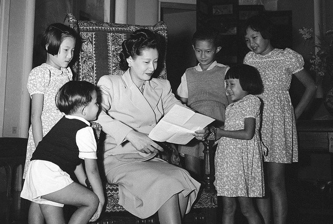 Sau 10 năm chung sống hạnh phúc, Nam Phương Hoàng hậu sinh cho Bảo Đại 5 người con là Hoàng thái tử Bảo Long, 3 hoàng nữ Phương Mai, Phương Liên, Phương Dung và hoàng tử út Bảo Thăng. Năm 1945, Bảo Đại thoái vị, ra Hà Nội làm cố vấn, Nam Phương Hoàng hậu một mình sống tại cung An Định (Huế) để lo cho các con. Năm 1947, bà đưa các con sang Pháp định cư và dành năm tháng cuối đời ở nơi đất khách.