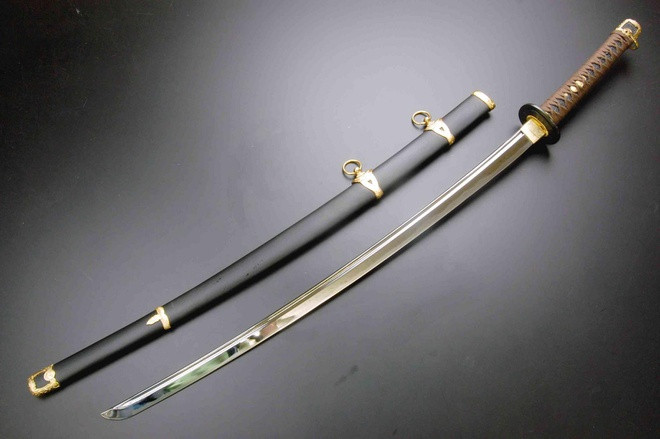 Katana là vũ khí nổi bật của các Samurai với chiều dài ít nhất 60 cm, chỉ có một lưỡi. Các võ sĩ Nhật Bản sử dụng loại kiếm hình hơi cong và rất sắc bén để chiến đấu. Chuôi kiếm Katana đủ dài để người sử dụng dùng hai bàn tay nắm chặt. Theo truyền thống, các Samurai sẽ đeo lưỡi kiếm quay lên phía trên.