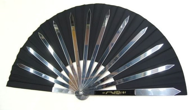 Theo nhiều nhà nghiên cứu lịch sử, Wakizashi là lưỡi kiếm danh dự của một Samurai. Các võ sĩ không bao giờ để chúng ở phía sau người và thường để Wakizashi dưới gối khi ngủ. Ngoài ra, Samurai phải để lại kiếm ngắn này khi muốn vào nhà người khác.