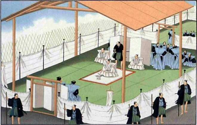 Khi thực hiện nghi lễ, các Sumurai thường tắm rửa sạch sẽ, mặc áo dài trắng và dùng món ăn họ thích nhất. Dụng cụ thực hiện nghi lễ (Tanto) là thanh đoản kiếm. Sau khi cởi áo, Sumurai đâm kiếm vào bụng. Trong thời kỳ hưng thịnh, nghi lễ thường diễn ra trước sự chứng kiến của nhiều người vì mục đích chính là bảo vệ danh dự của võ sĩ đạo. Khi Sumurai thực hiện nghi lễ này, một võ sĩ đạo khác được gọi là Kaishakunin sẽ cầm thanh trường kiếm đứng phía sau. Ngay khi nghi lễ Seppuku kết thúc, Kaishakunin sẽ kết liễu võ sĩ đạo.