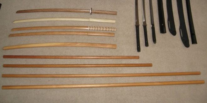 Yumi là một trong những vũ khí ra đời đầu tiên của Samurai, trước cả Katana. Yumi gồm một cây cung và những mũi tên sắc nhọn. Trong lịch sử, các vũ khí này được làm bằng gỗ và tre ép để có thể sử dụng lâu dài. Giới chuyên môn nhận định sức mạnh của Yumi sẽ được đo bằng số lượng các Samurai sử dụng nó.