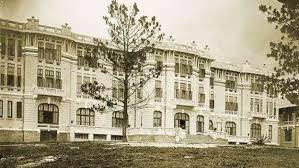 Huyện Sỹ (1841-1900), người có tên khai sinh là Lê Nhứt Sỹ, sinh ra tại Sài Gòn. Ông là ông ngoại của Nguyễn Hữu Thị Lan - hoàng hậu cuối cùng của phong kiến Việt Nam.