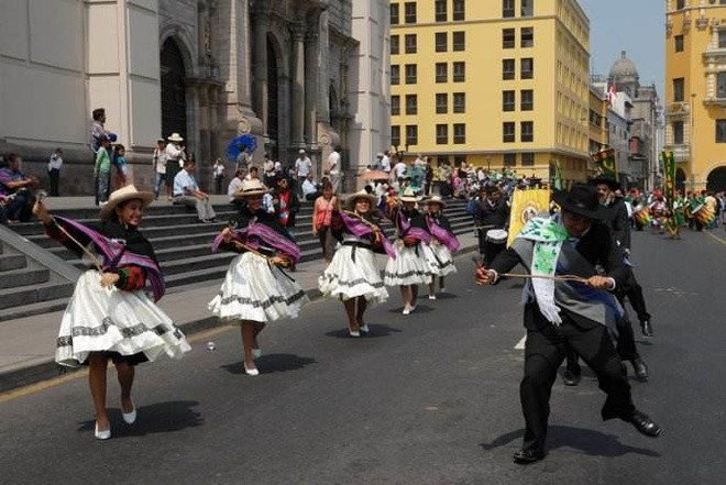 Cộng hòa Peru nằm tại vùng Tây Bắc lục địa Nam Mỹ, phía Bắc giáp Ecuaro và Colombia, phía Nam giáp Chile, Đông giáp Brazil và Bolivia, phía Tây giáp biển Thái Bình Dương.